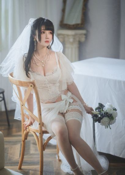 欧美搔妇久久久久久岬奈奈美_超清电影完整版在线观看